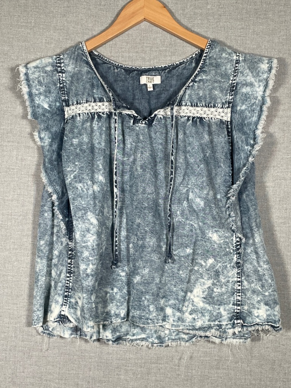 True Craft Acid Wash Denim Look Top Crochet Lace Trim Boho Fringe Cap Sleeve L